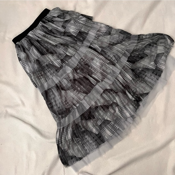 Lovely tiered tulle pull on women’s skirt black gray elastic waist midi — medium - Picture 5 of 9